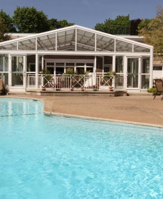 Pool-at-Norwalk-Inn