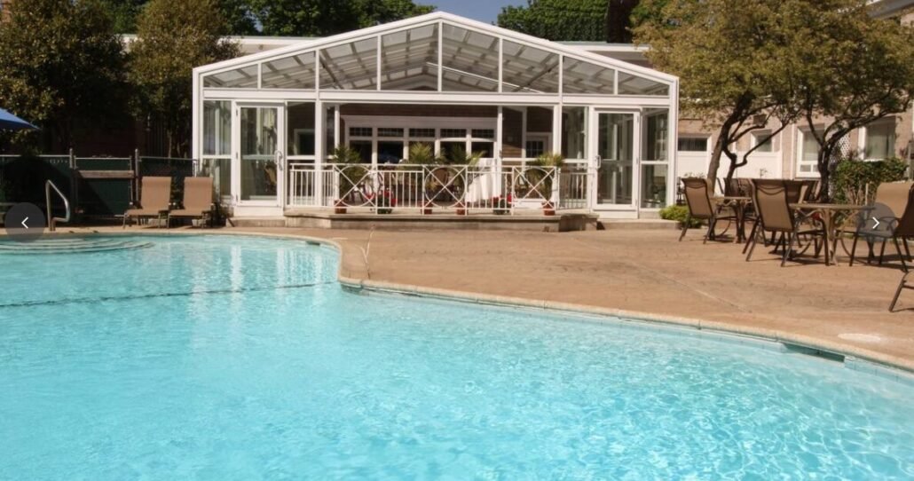 Pool-at-Norwalk-Inn (1)